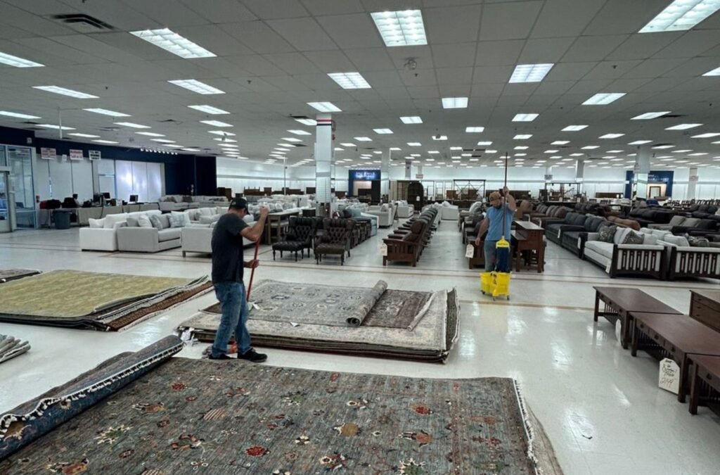 MM Commercial Cleaning expert performing commercial cleaning in Niagara, NY with reliable local service Commercial Cleaning Near Me.